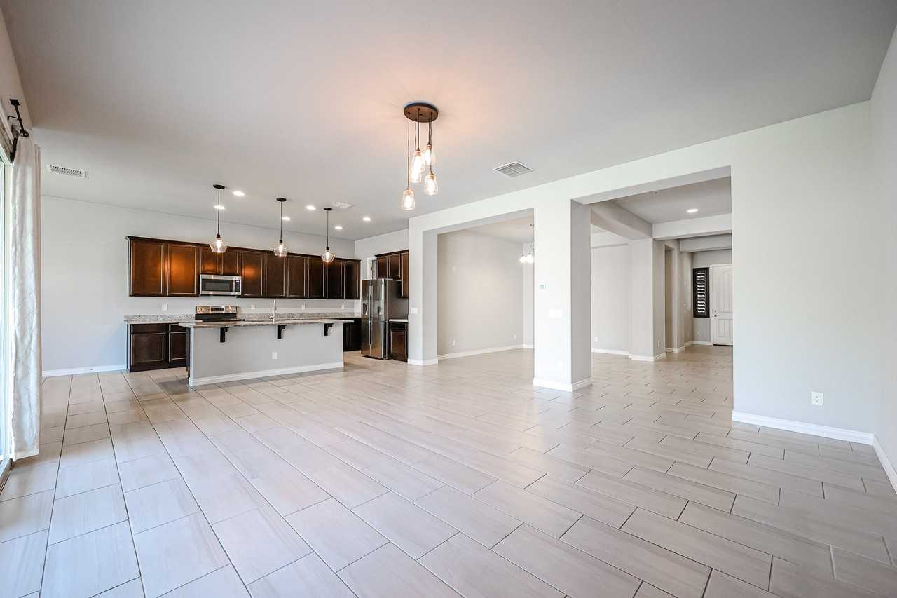 8544 W Midway Ave - Photo 6 of 37