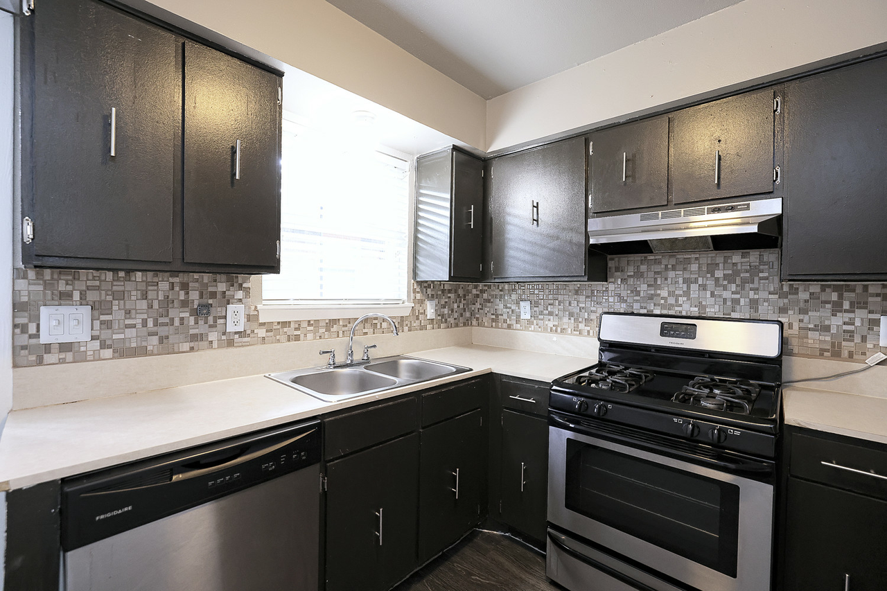 The Colony Uptown Apartments - Photo 2 of 50