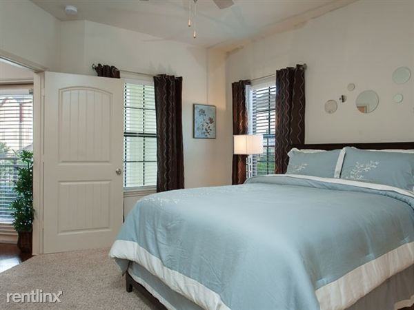 Lomax @ Apple - Photo 2 of 20