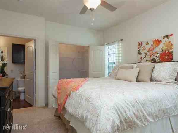 Lomax @ Apple - Photo 3 of 20