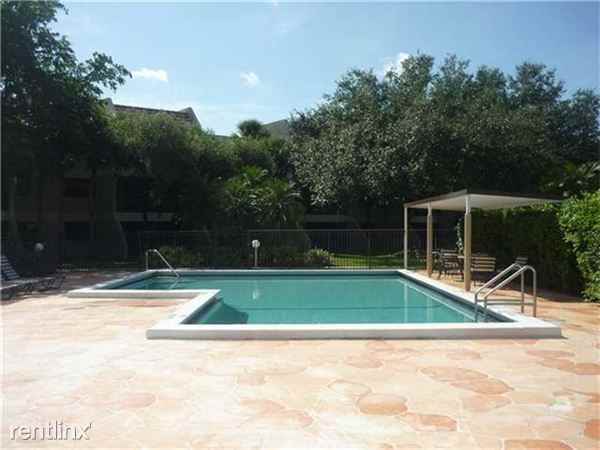 200 Lakeview Dr - Photo 2 of 7