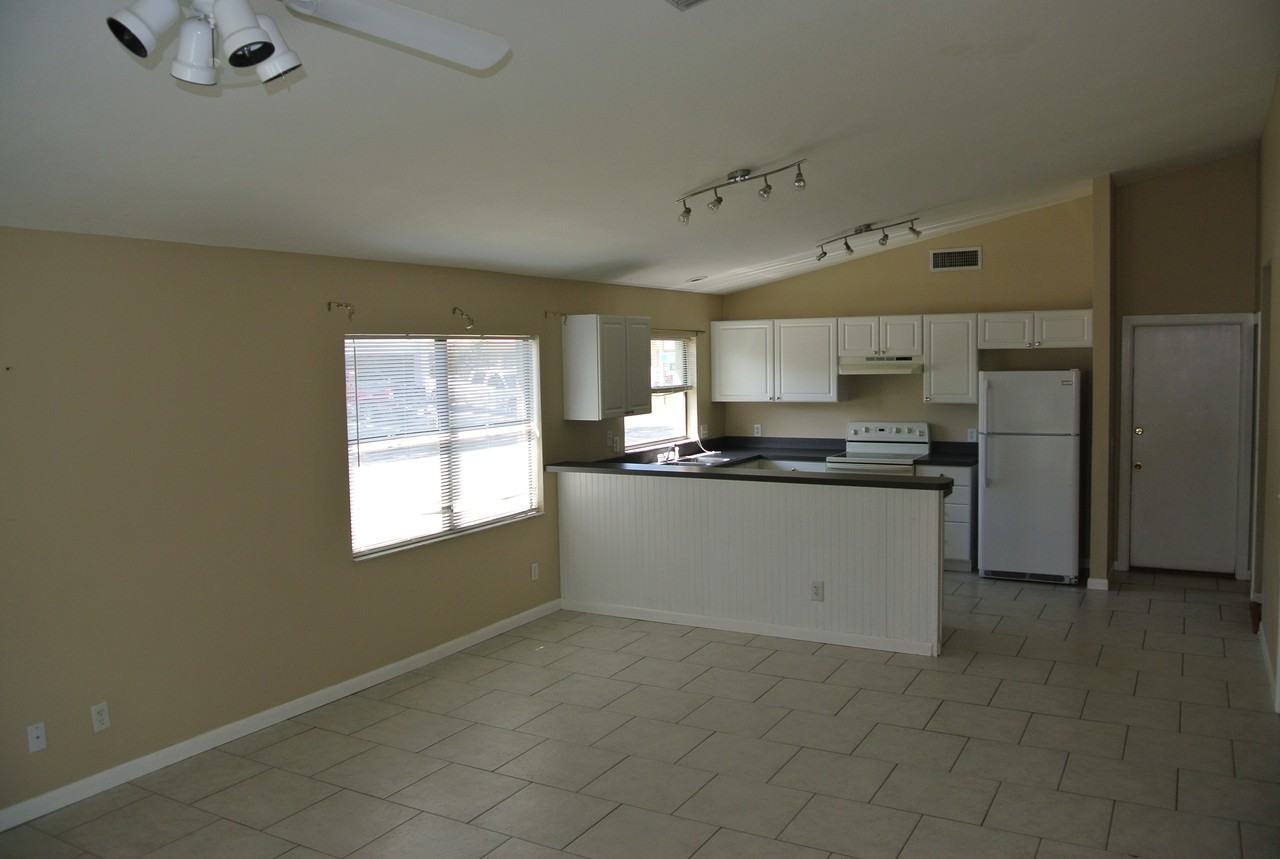1301 Keel Pl - Photo 3 of 17