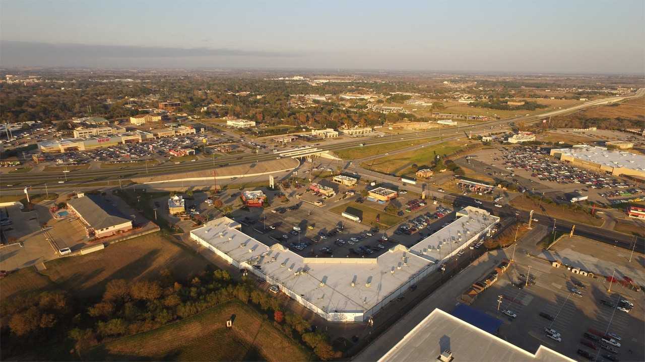 Bluebonnet Shopping Center - Photo 4 of 19