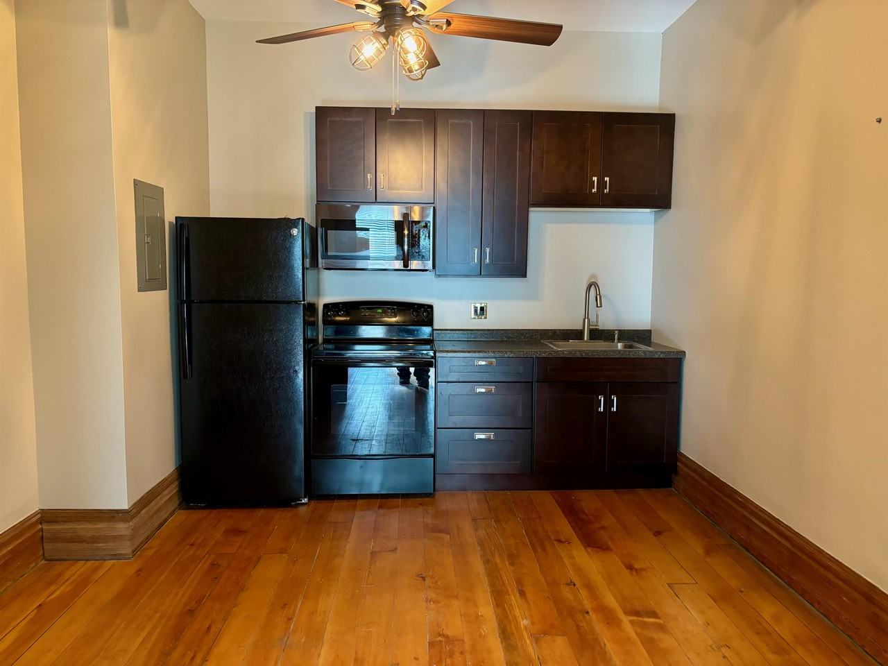 226 1/2 W Madison St #B - Photo 2 of 8