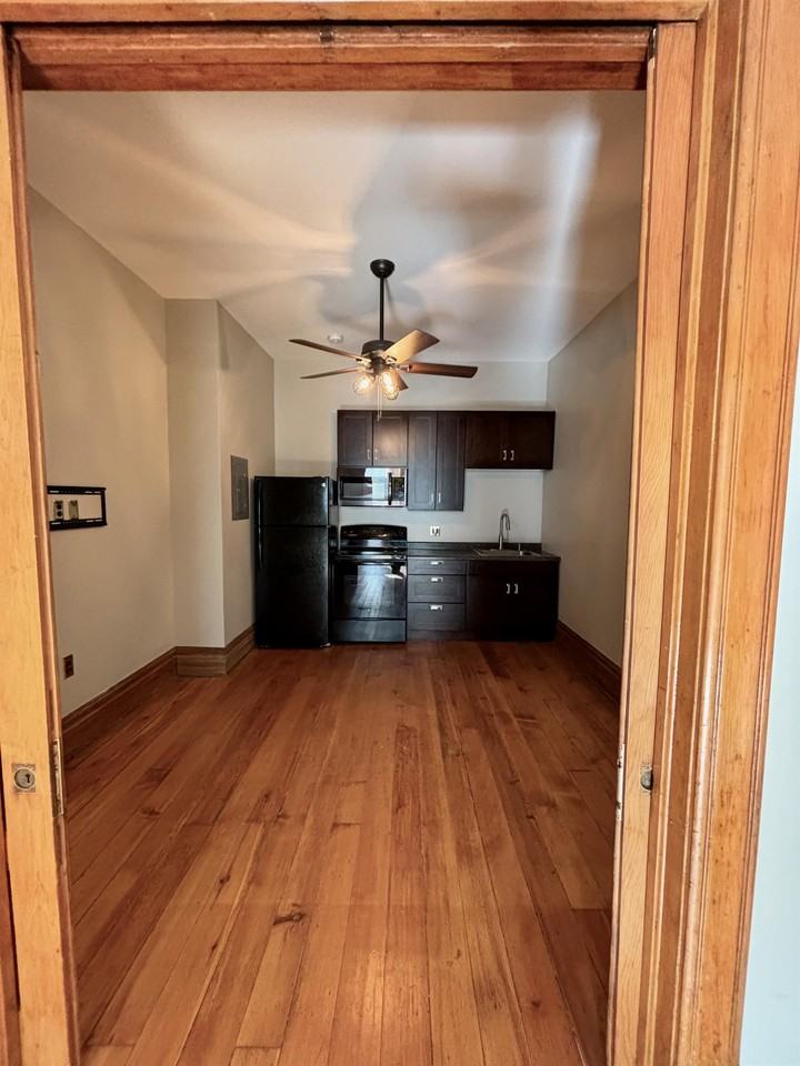 226 1/2 W Madison St #B - Photo 3 of 8