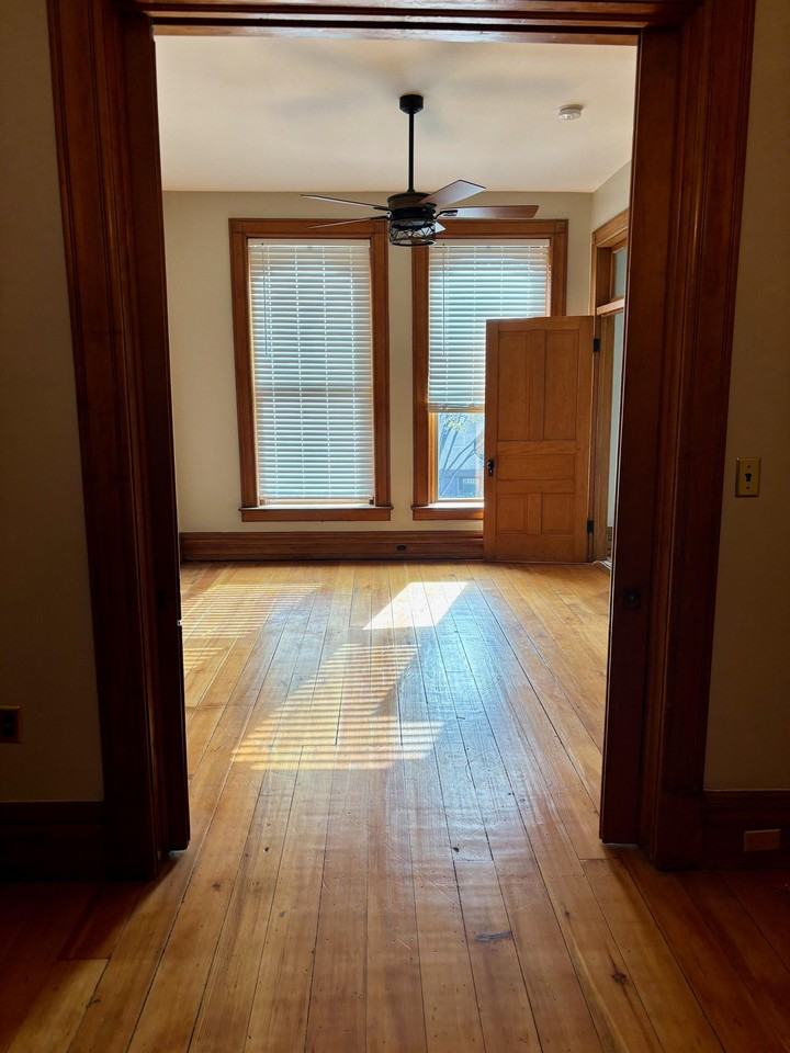 226 1/2 W Madison St #B - Photo 4 of 8
