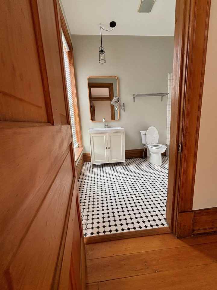 226 1/2 W Madison St #B - Photo 6 of 8