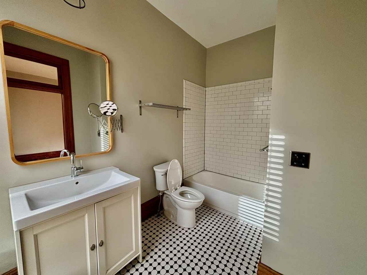 226 1/2 W Madison St #B - Photo 7 of 8