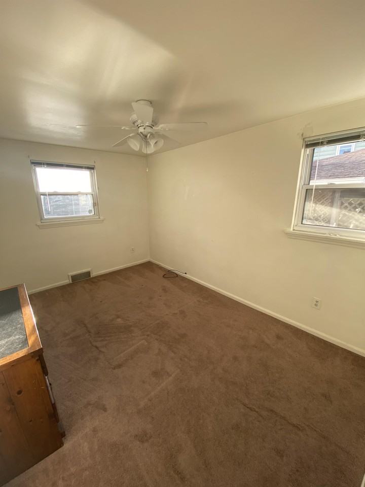 702 Locust St - Photo 3 of 8