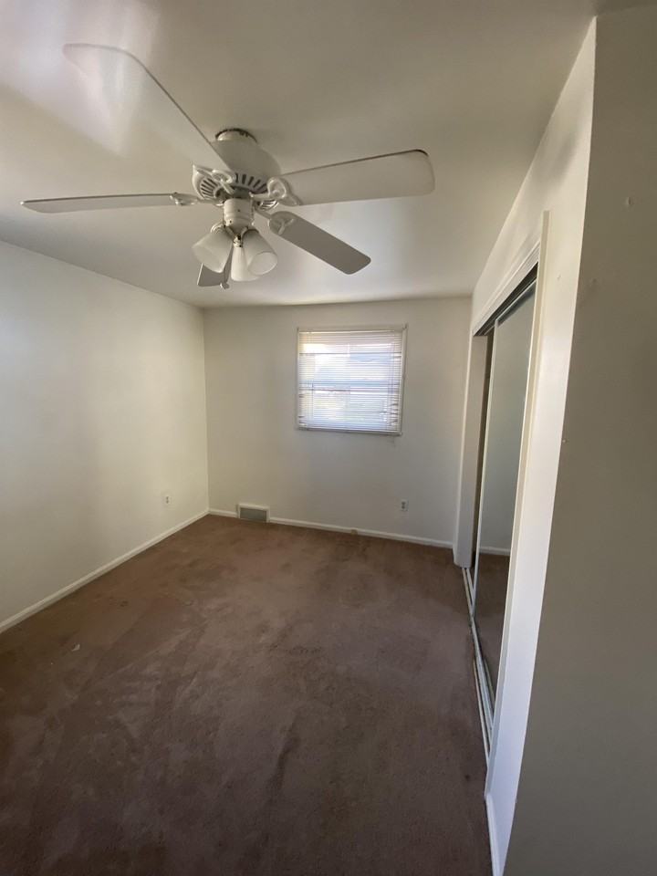 702 Locust St - Photo 2 of 8