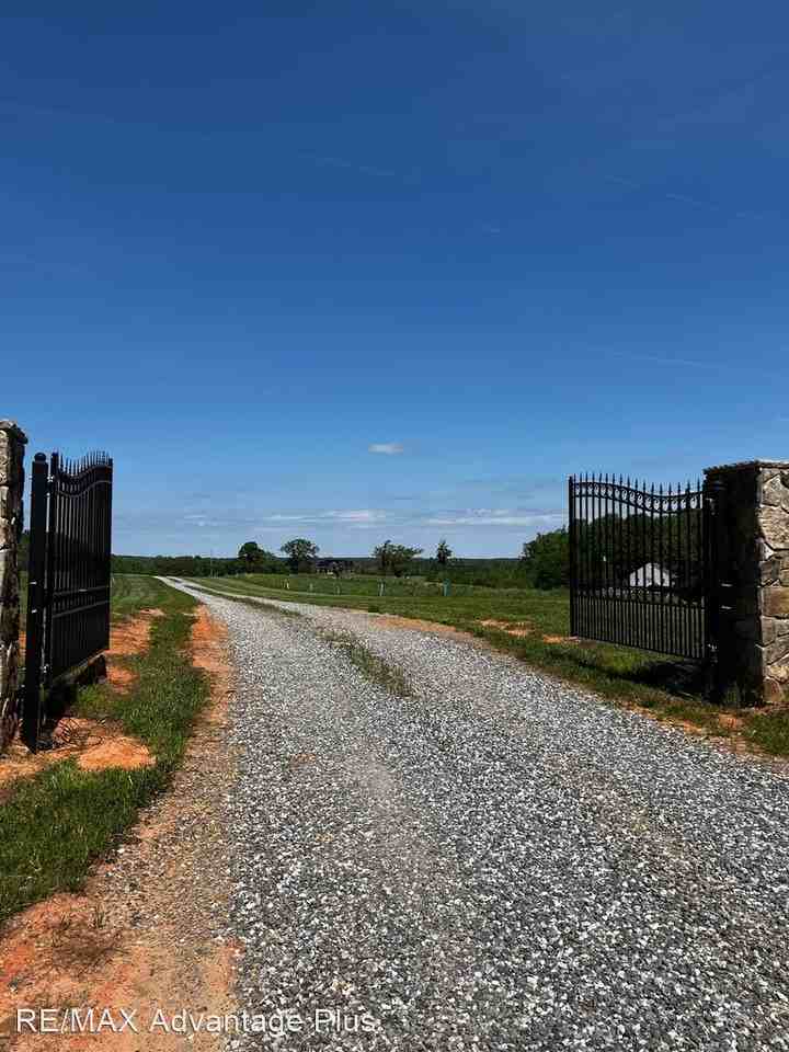 734 Putney Rd - Photo 2 of 50