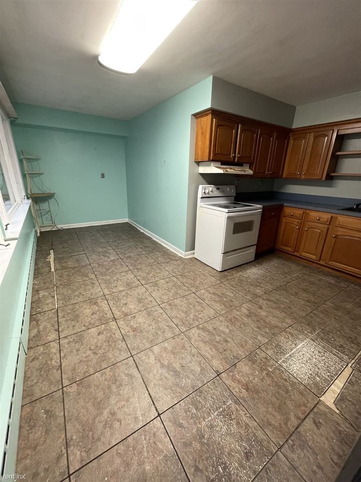 16 Fuller Hollow Rd - Photo 2 of 9