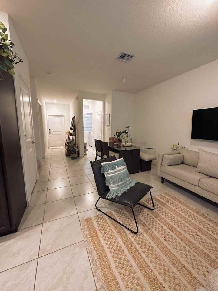 2417 Se 10th St - Photo 2 of 24