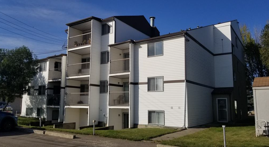 Lakeshore Manor - Photo 2 of 6