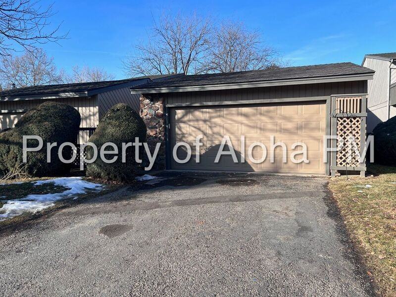 885 Camelot Dr - Photo 2 of 20