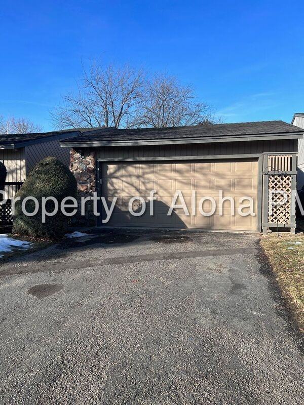 885 Camelot Dr - Photo 3 of 20