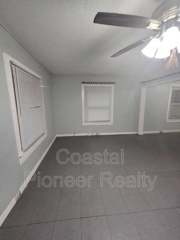 701 Newton Ave S - Photo 4 of 19
