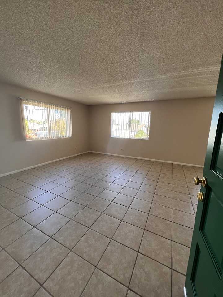 3633 44th St #5 - Photo 3 of 17