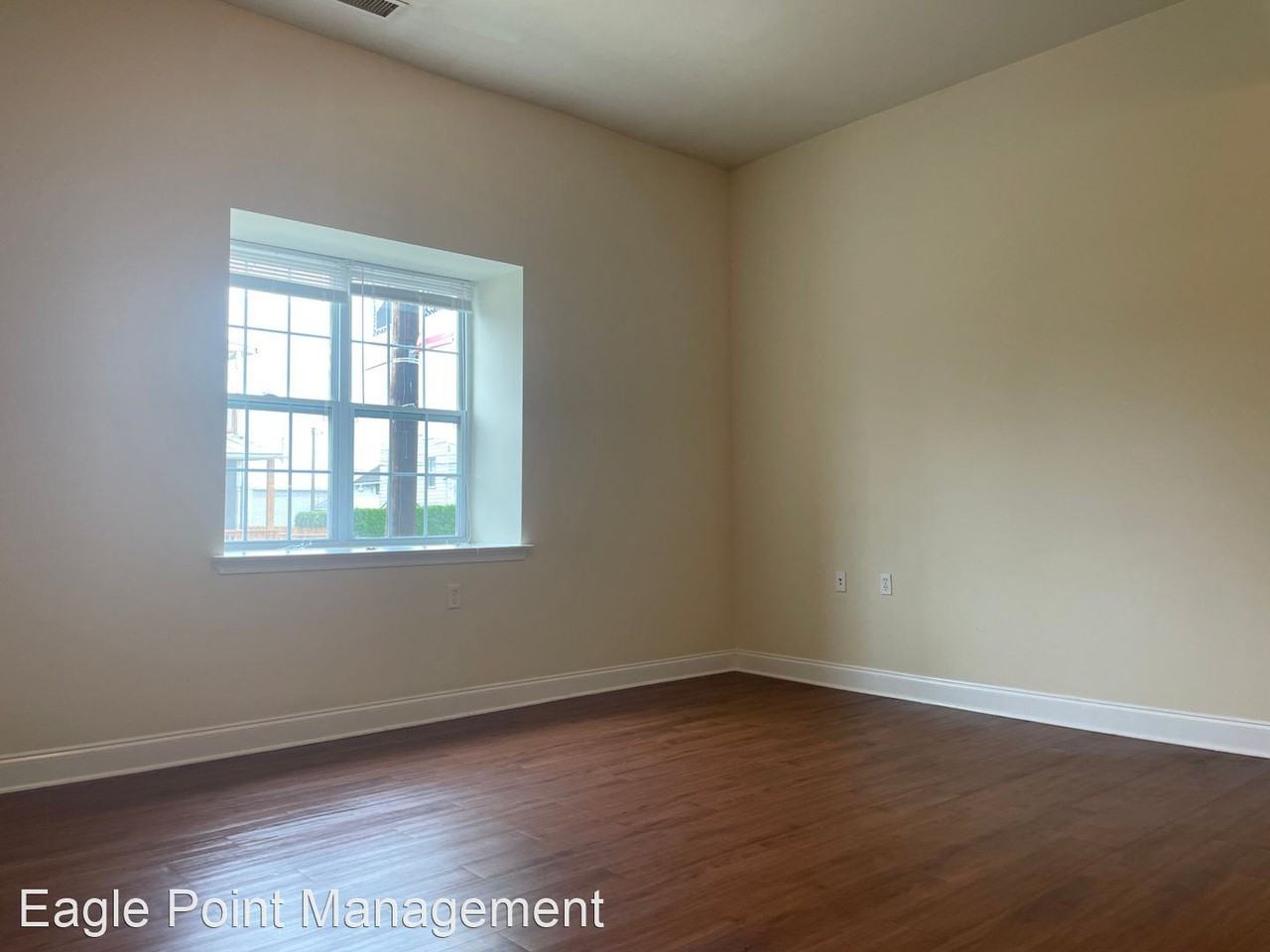 Large Apartment Across from the park - Photo 2 of 7