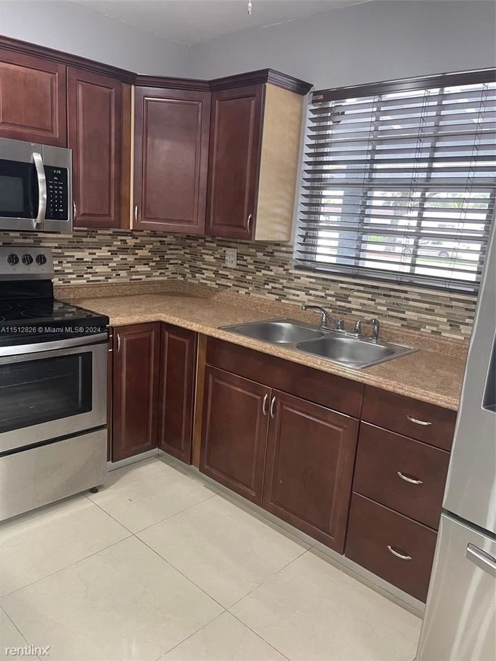 7541 Miramar Pkwy - Photo 3 of 19