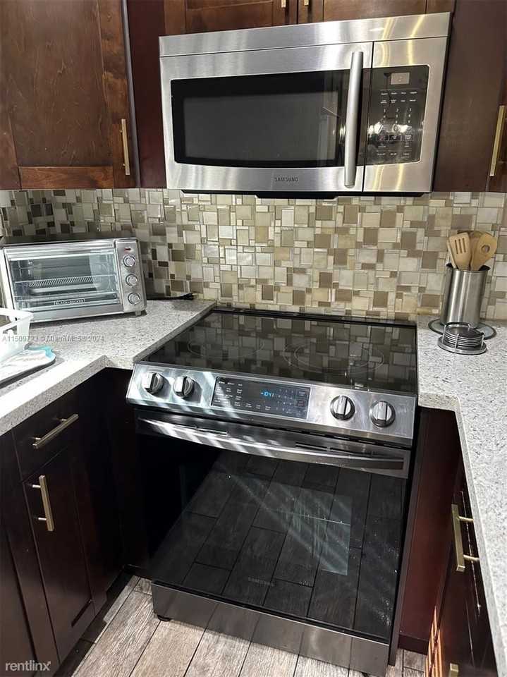 372 Ne 160th St Fl 33162 - Photo 2 of 12