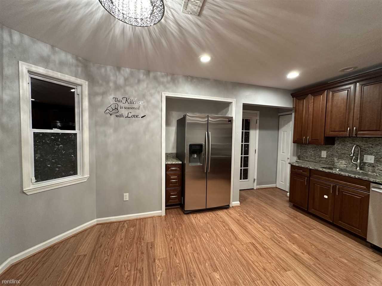 141 N Huron Dr - Photo 3 of 14