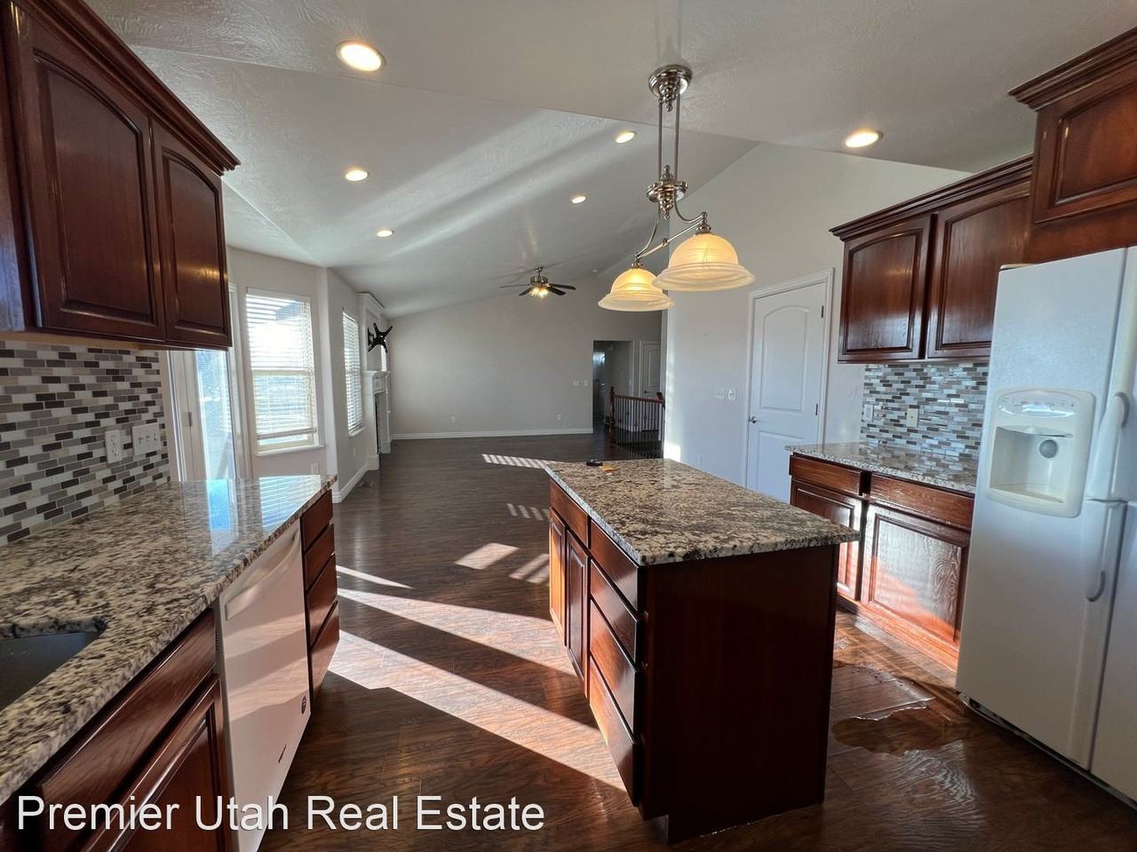 390 E Nygreen St - Photo 3 of 23