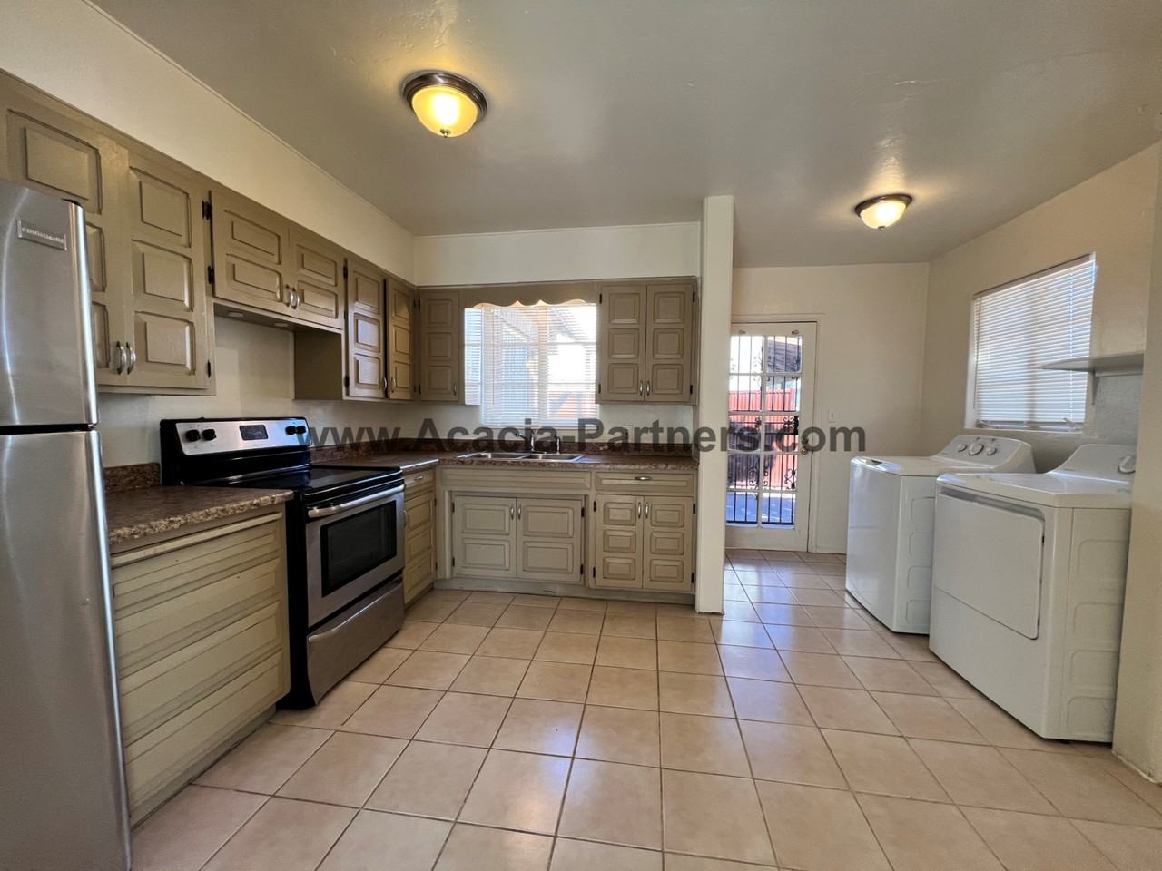 239 N Grande Ave - Photo 5 of 17