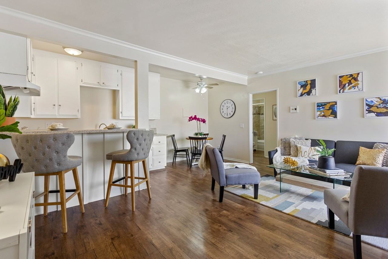 Holiday West Apartments - Photo 4 of 42