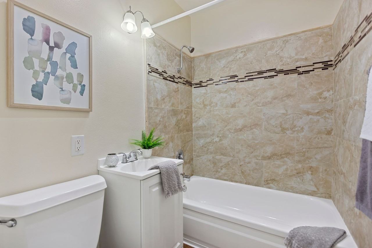 Holiday West Apartments - Photo 6 of 42