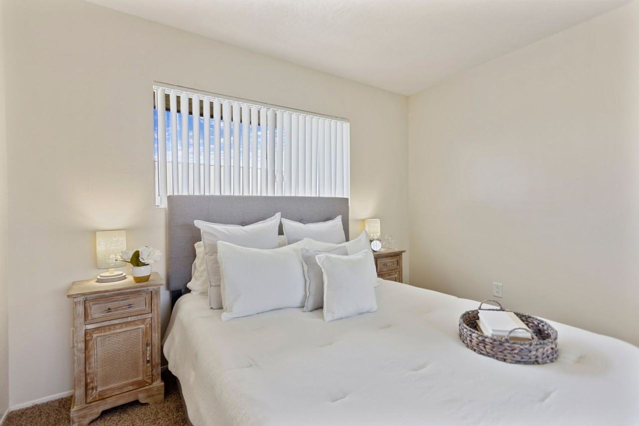Holiday West Apartments - Photo 7 of 42