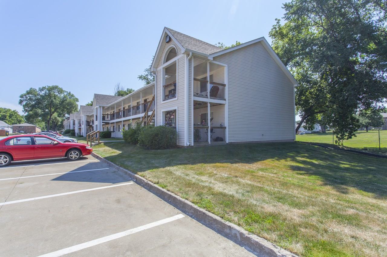 Bennett Grand Woods Apartments - Photo 6 of 30