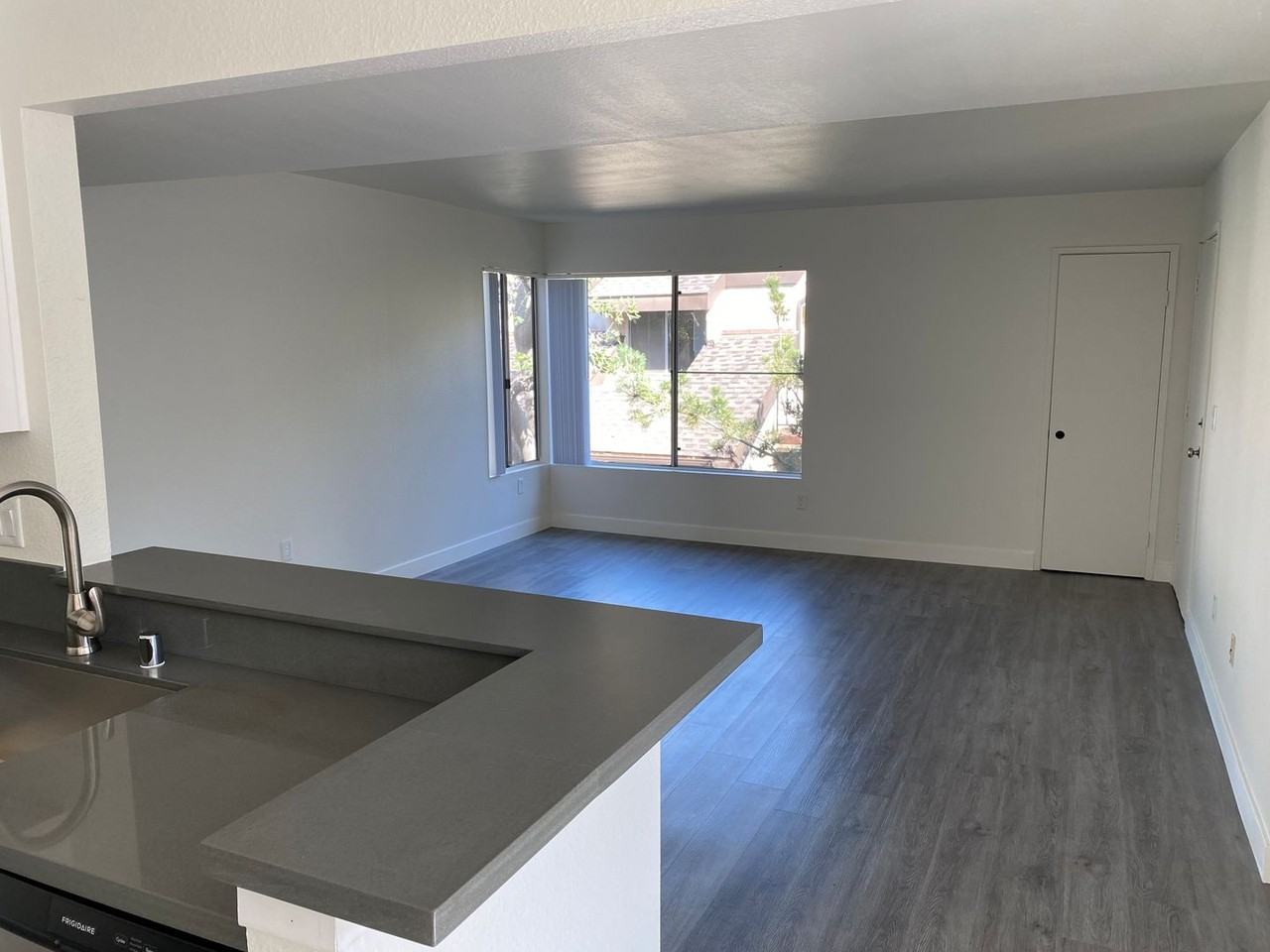 371 N. Powell Ave - Photo 3 of 31