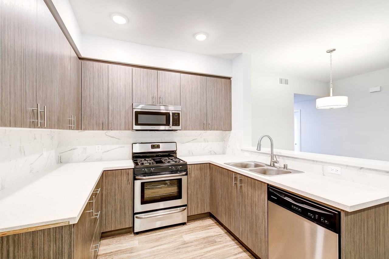 11721 Runnymede St. - Photo 5 of 43