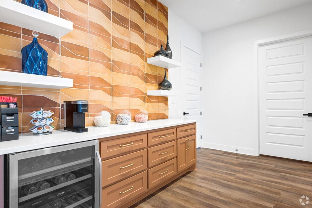 Oakridge Apartments - Photo 5 of 19