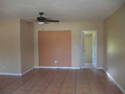 102 SE Solaz Ave - Photo 3 of 8