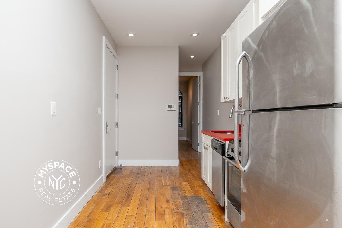 1346 Hancock St #1L - Photo 2 of 14