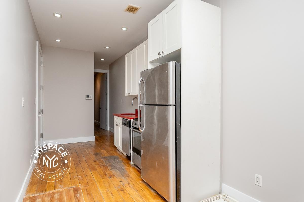 1346 Hancock St #1L - Photo 3 of 14