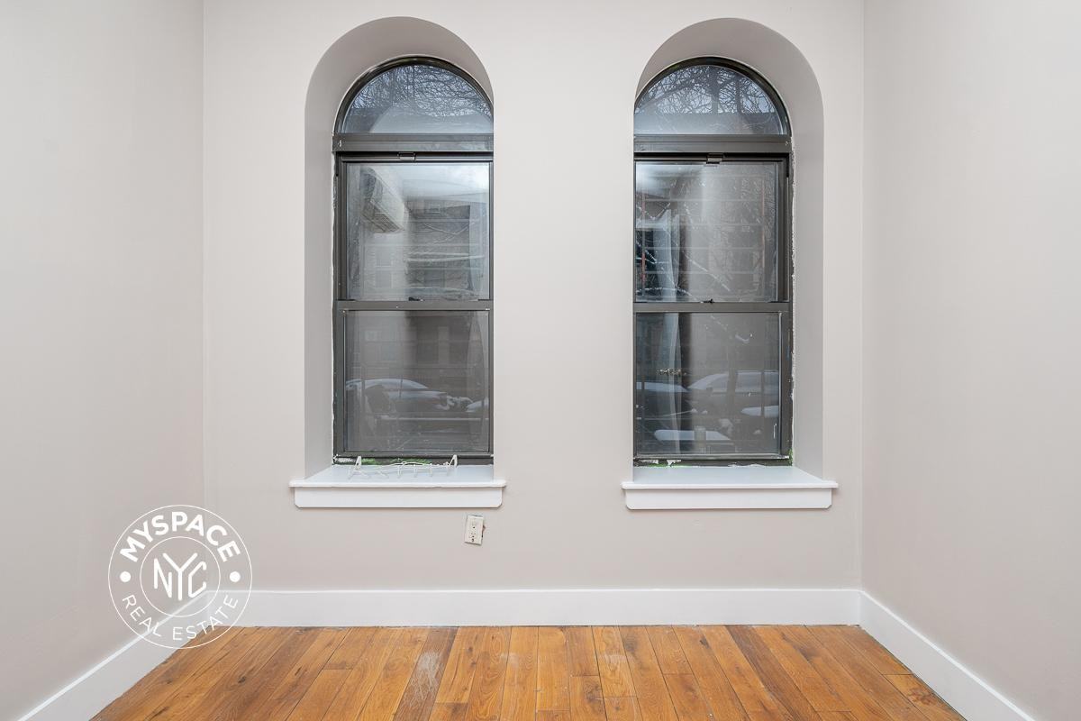 1346 Hancock St #1L - Photo 5 of 14