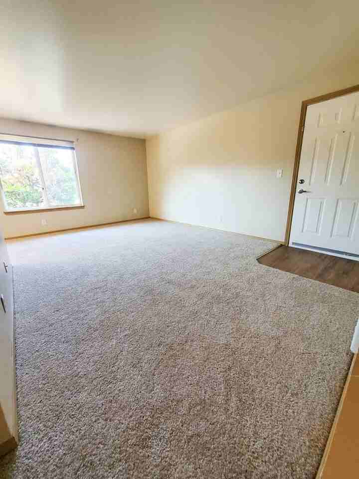 Spacious 2 Bedroom 1 Bath Unit - Photo 6 of 9