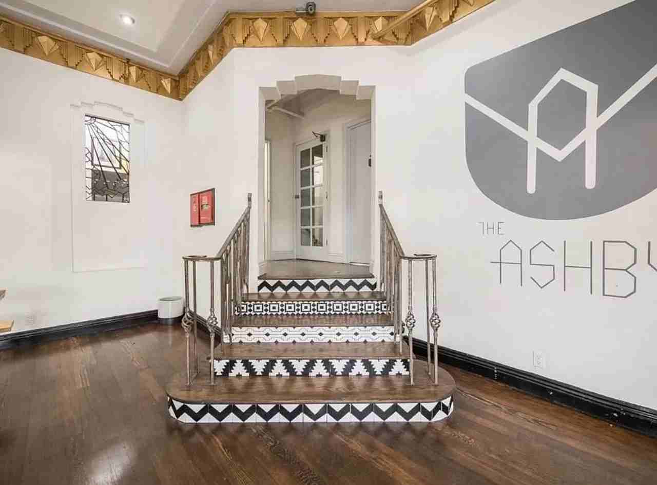 Stylish and Spacious Apartment - Photo 3 of 11