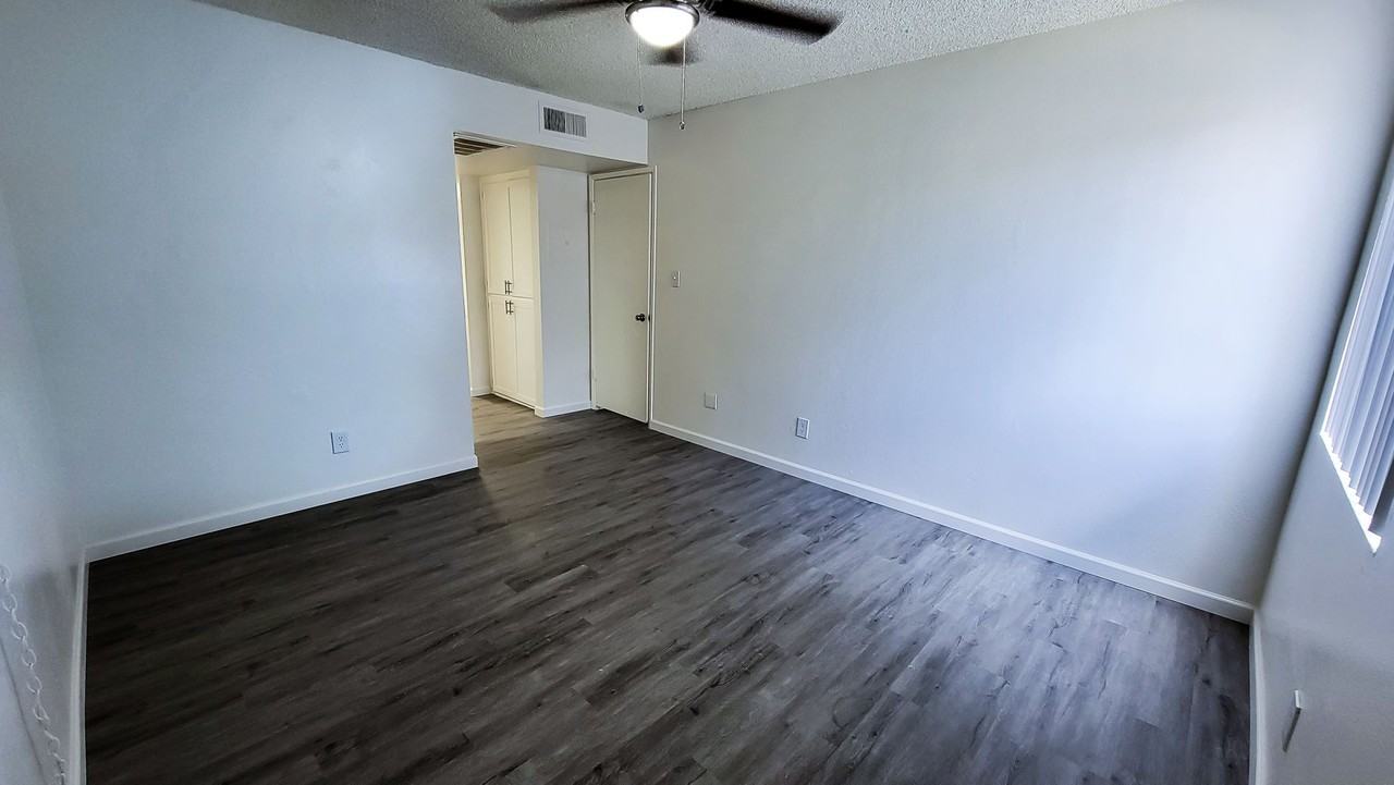 8445 North 23rd Avenue - Photo 3 of 34