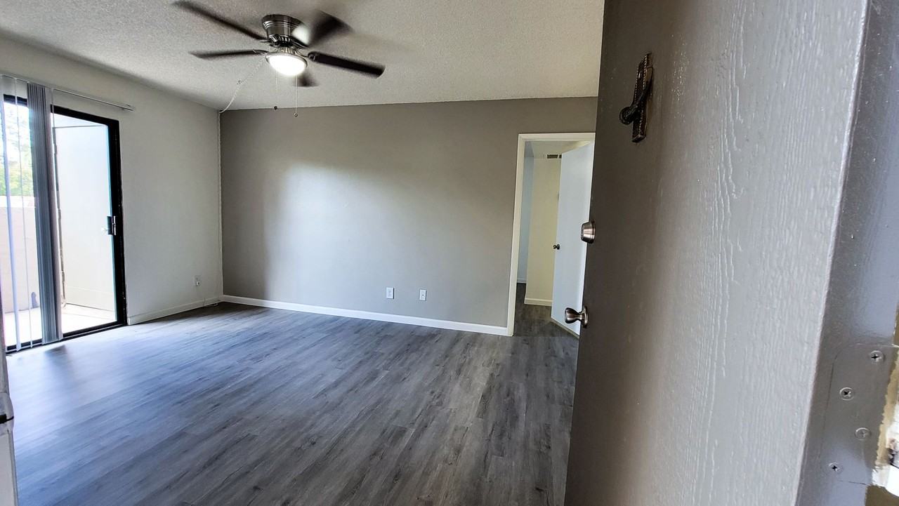 8445 North 23rd Avenue - Photo 4 of 34