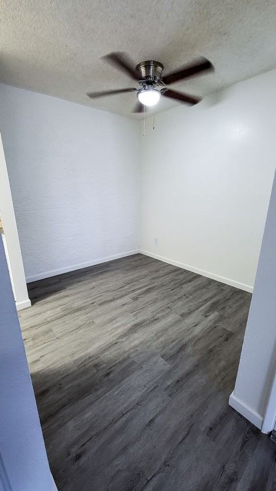 8445 North 23rd Avenue - Photo 5 of 34