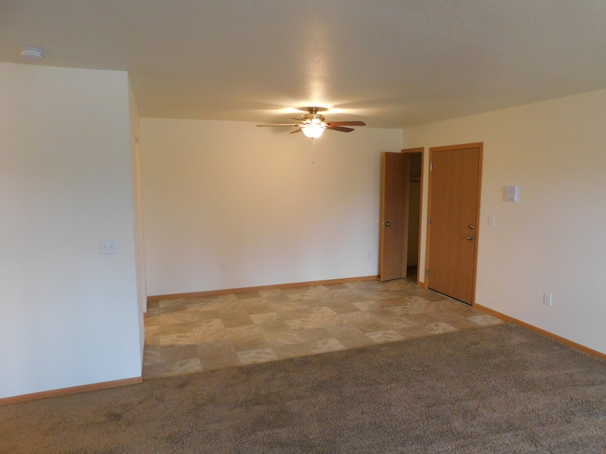 Rivercrest Apts. - Photo 6 of 18