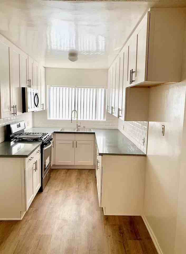 106 - 1235 N Hayworth - Photo 4 of 6