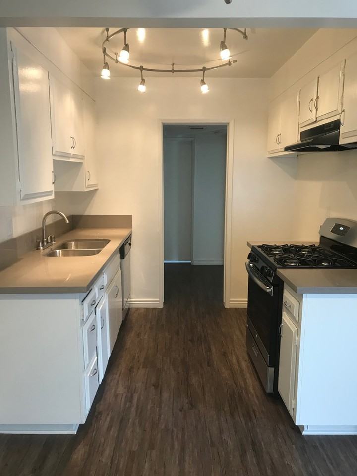 Medallion Court - Photo 5 of 44