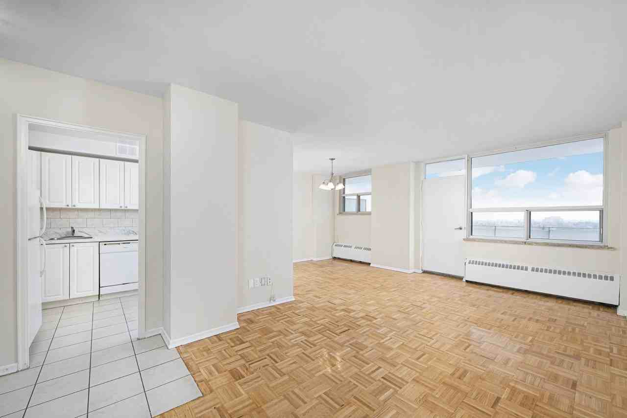 1441 Lawrence Ave East - Photo 6 of 18