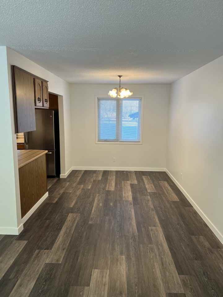 102 Hanley Cres - Photo 2 of 22