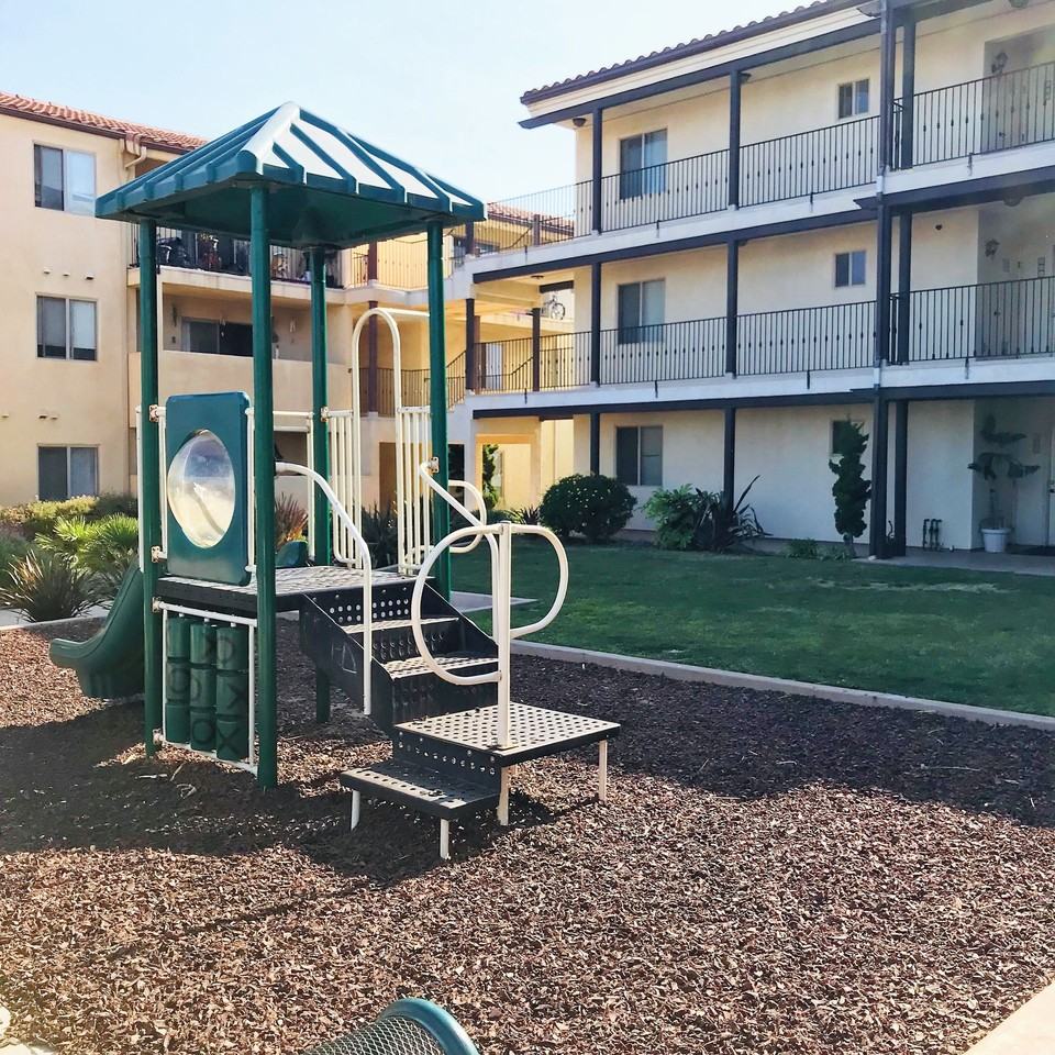 738 Olivera St #B - Photo 6 of 27